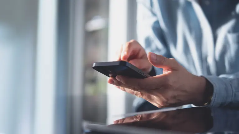 Mobil telefon kézben
