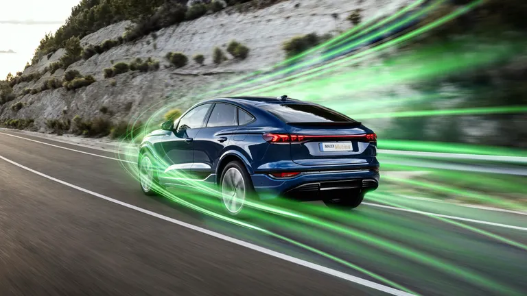 Kék autó gondtalanúl halad az úton