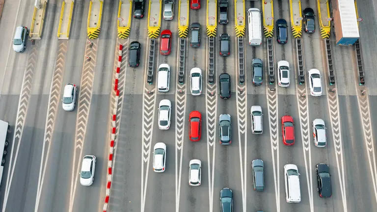 járművek az autópálya fizetőkapunál