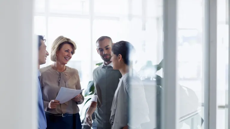 Vállalati megbeszélés az irodában