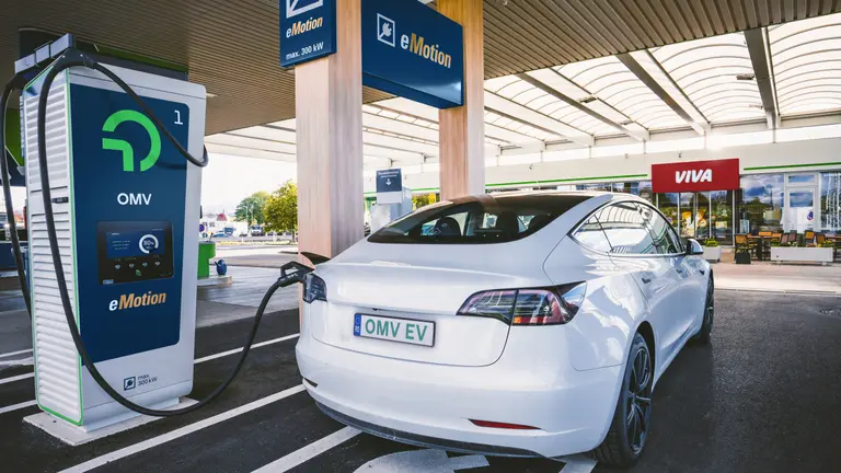 OMV eMotion töltés közben élvezze a VIVA kávézók adta kényelmet.