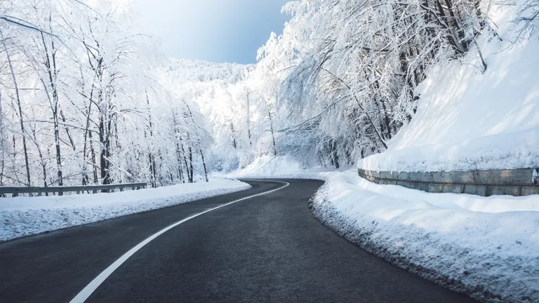 Fekete aszfaltút tekereg a téli tájban