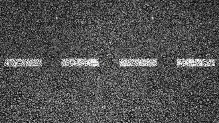 Aszfaltút részlet elválaszó vonalakkal felülnézetből