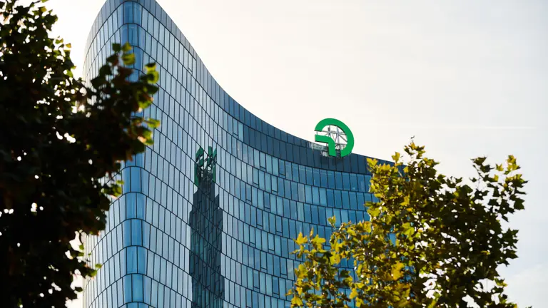 OMV bécsi irodaépület részlet fákkal az előtérben
