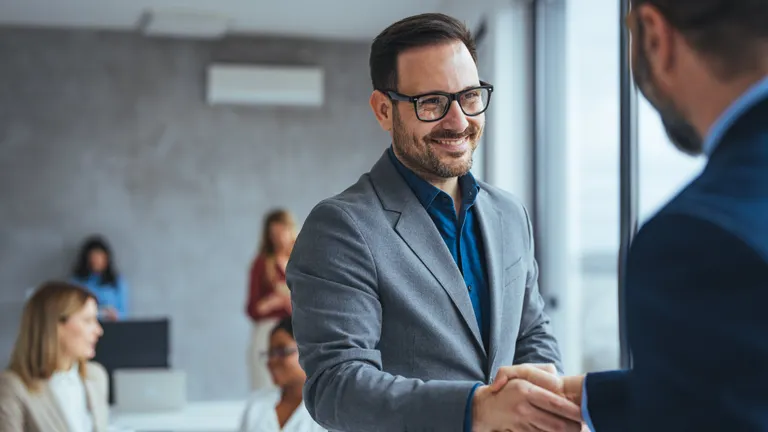 két férfi kezet fog