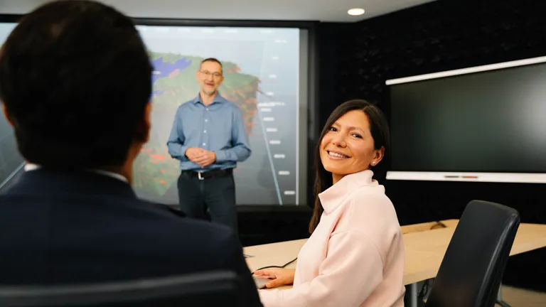 Csapatos megbeszélésen kollégák kellemes környezetben 