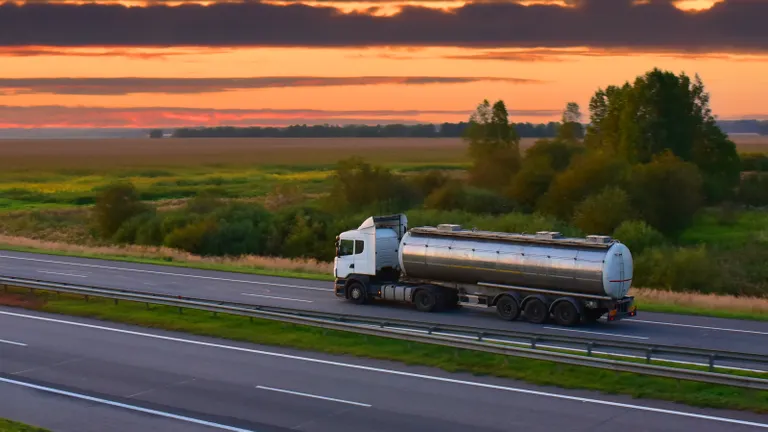 Tartályautó halad az autópályán nyugatra