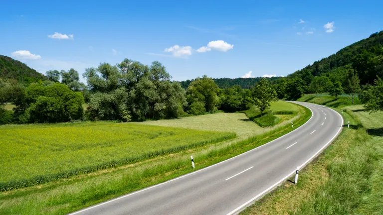Autóút kanyarodik a dombok közt