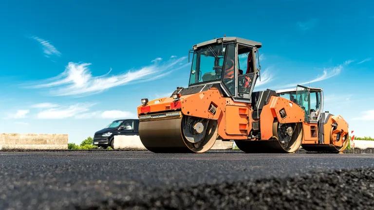 Úthenger dolgozik a friss aszfalt rétegen