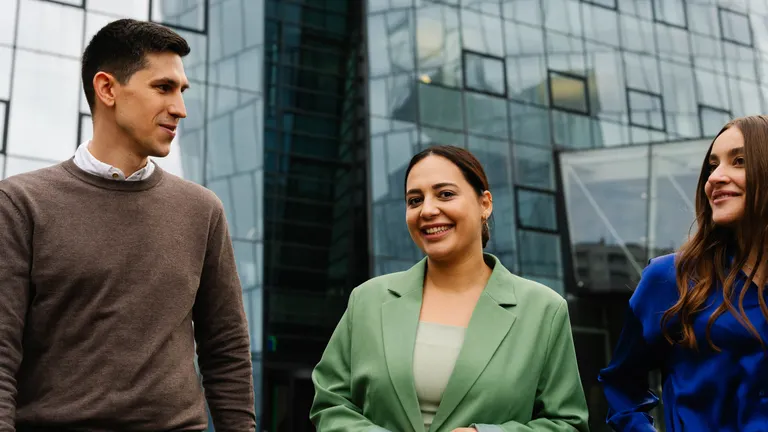 Mosolygós gyakornok az OMV színeiben